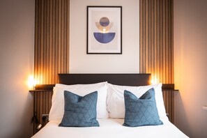 Tabla de planchar con plancha, wifi y ropa de cama 