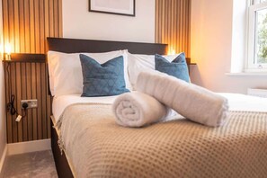 Tabla de planchar con plancha, wifi y ropa de cama 