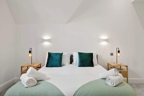 A double bed with two pillows, two bedside tables, and two wall-mounted lamps. - 3Bd Home, Relocations Long Stays Families Workers (Greater London)