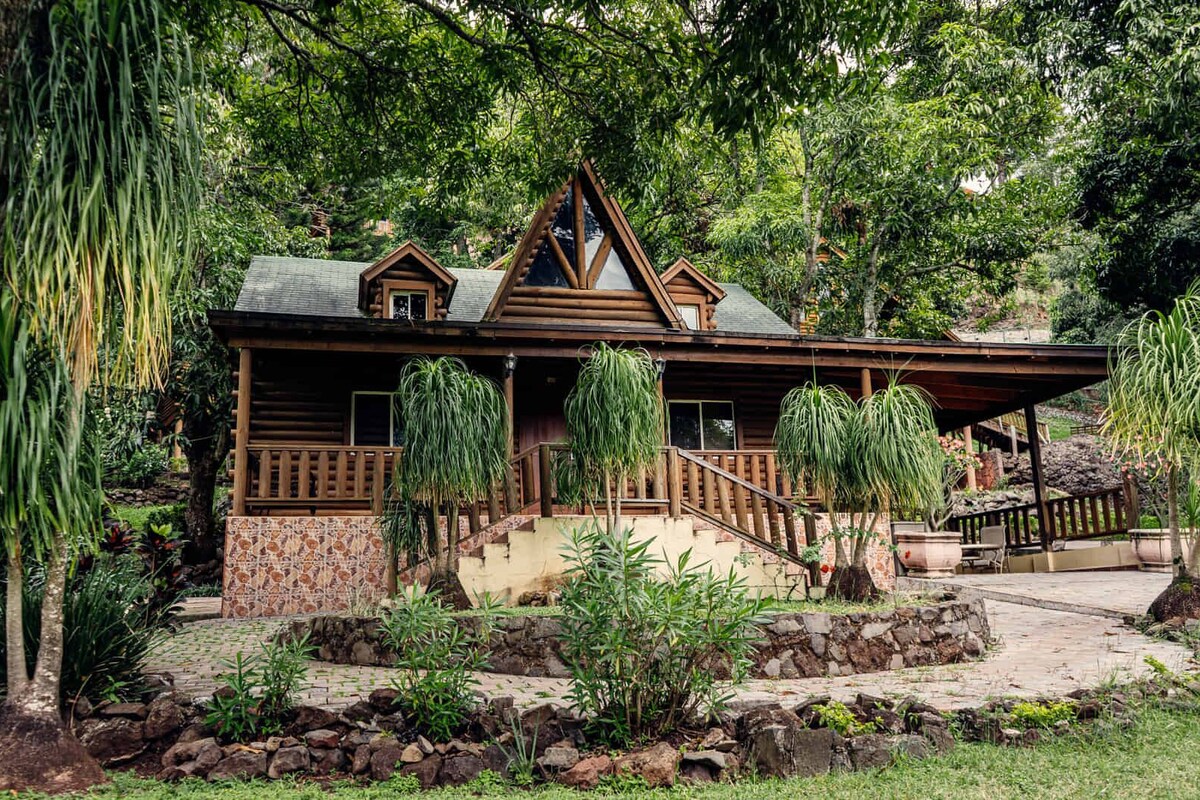 Grand Cabin, 3 Bedrooms, Air conditioning, Mountain View | Living area | 42-inch Smart TV with satellite channels