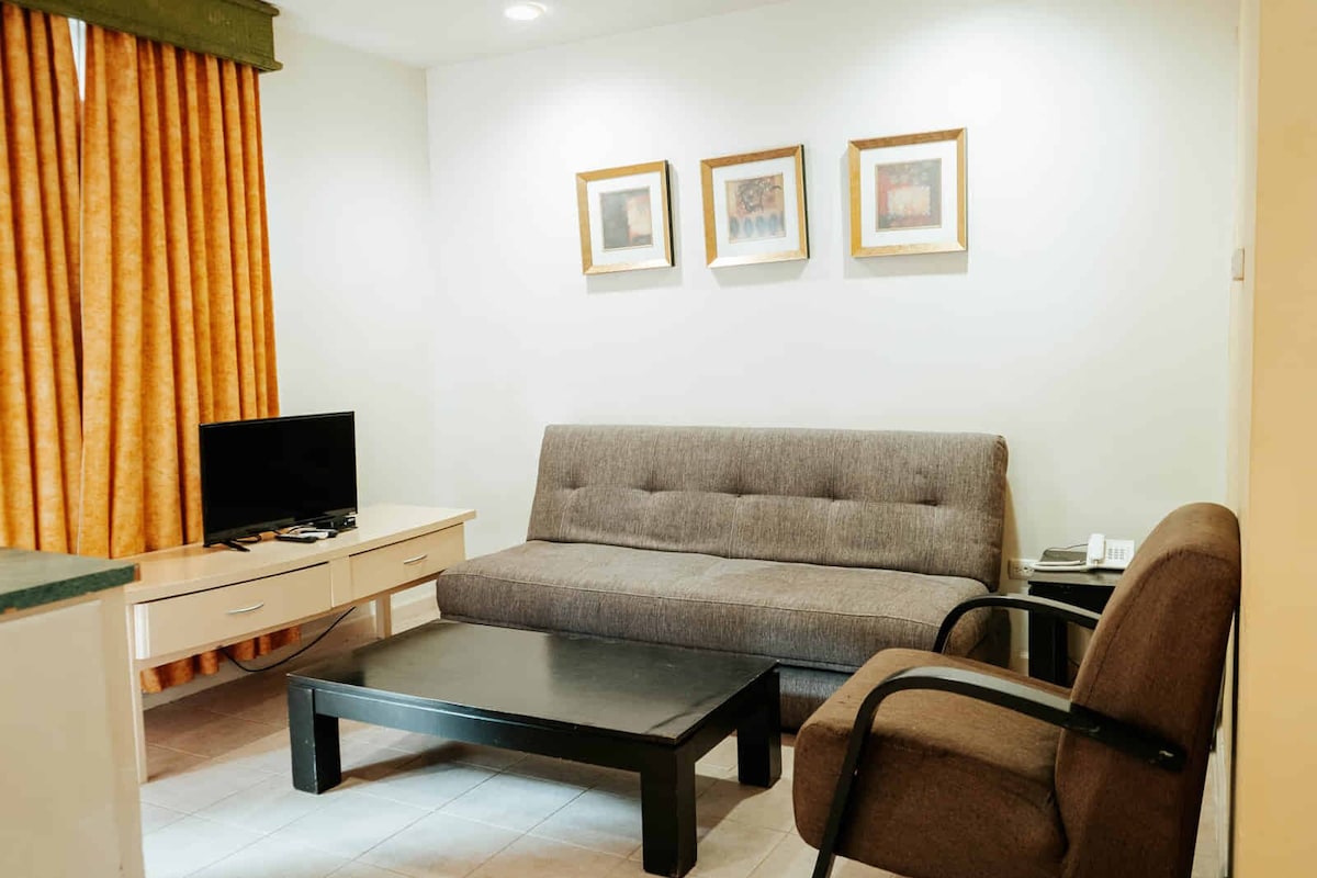 Deluxe Suite, 1 Bedroom, Ensuite, Annex Building | Blackout curtains, iron/ironing board, free WiFi, bed sheets