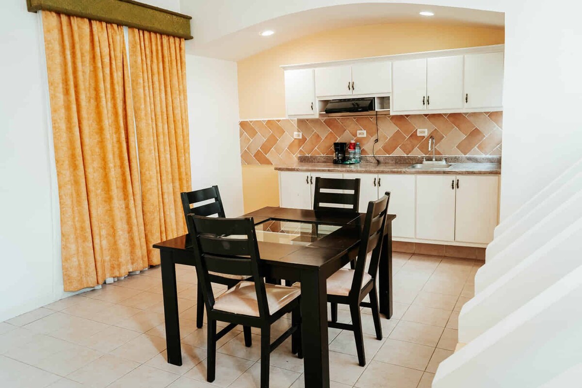 Family Room, 2 Bedrooms, 2 Bathrooms, Courtyard View | Living area | 42-inch Smart TV with satellite channels