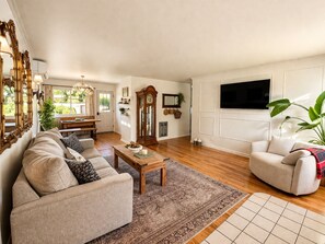 Living area - Delightful, cozy and warm 3-bedroom house with upgrade amenities in Yreka (Yreka)