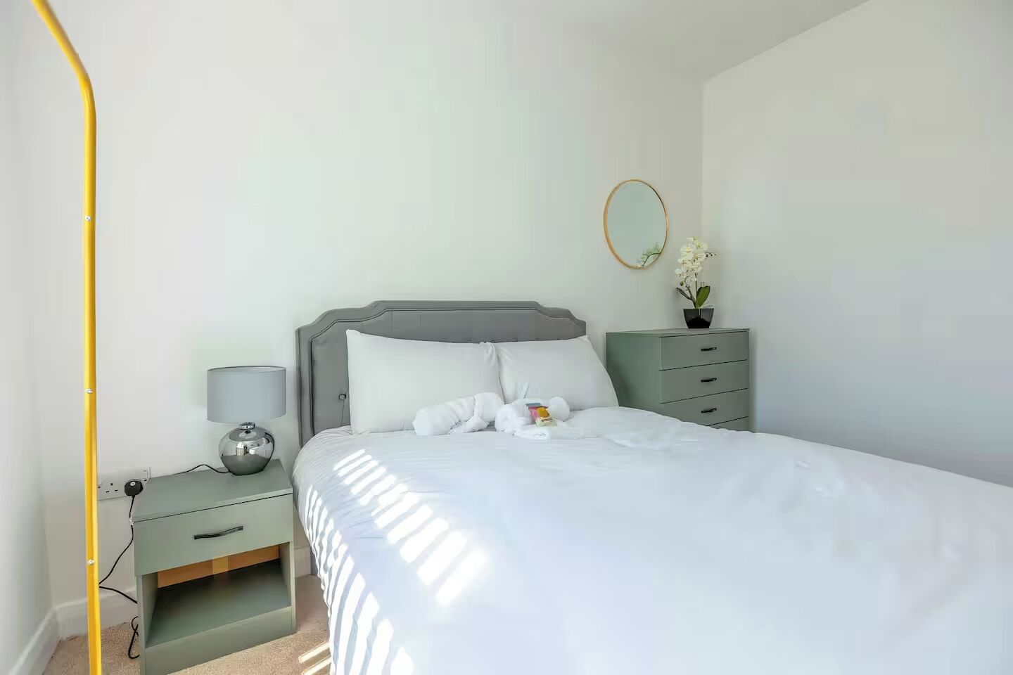 Iron/ironing board, WiFi, bed sheets