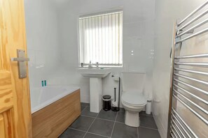 Hair dryer, towels, soap, toilet paper - Stylish 2 bed house (Filton)