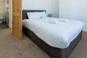 Iron/ironing board, WiFi, bed sheets - Stylish 2 bed house (Filton)