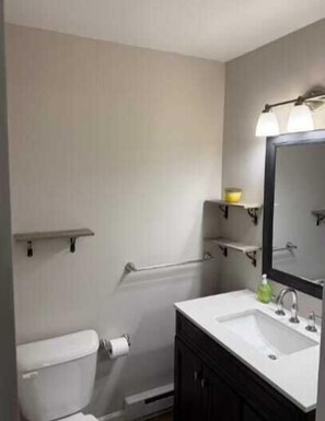 Shower, shampoo - PSU 2br 2ba Townhome w Parking Near Campus Stadium (State College)