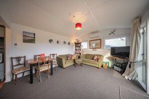 TV - Dragon Fly Cottage - Te Anau Holiday Home (Te Anau)