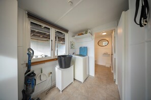 Interior - Dragon Fly Cottage - Te Anau Holiday Home (Te Anau)