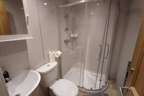 Dusche, Haartrockner, Handtücher, Shampoo