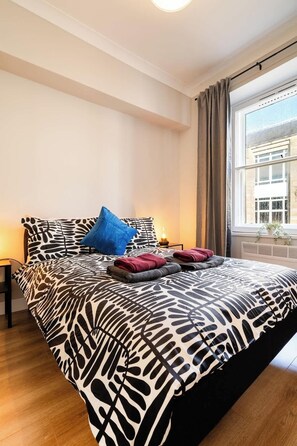 Een strijkplank/strijkijzer, wifi, beddengoed