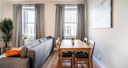 8 mins Glasgow Airport -Near Train & City- Paisley