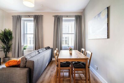 Near Train & City- Paisley-8 mins Glasgow Airport