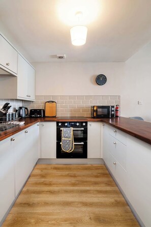 Fridge, microwave, oven, stovetop - 8 mins Glasgow Airport -Near Train & City- Paisley (Paisley)