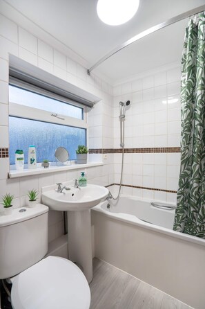 Dusche, Handtücher, Shampoo