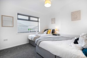WiFi, bed sheets - Modern 2BR Home with Parking -Sleeps 5-Near Durham (Coxhoe)