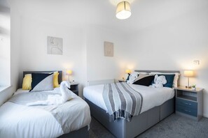 WiFi, bed sheets - Modern 2BR Home with Parking -Sleeps 5-Near Durham (Coxhoe)