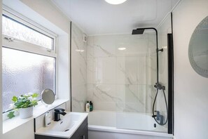 Shower, hair dryer, shampoo - Central 2 Bedroom House-Parking- by ViVi Stays (County Durham)