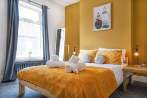 Iron/ironing board, WiFi, bed sheets - Central 2 Bedroom House-Parking- by ViVi Stays (County Durham)