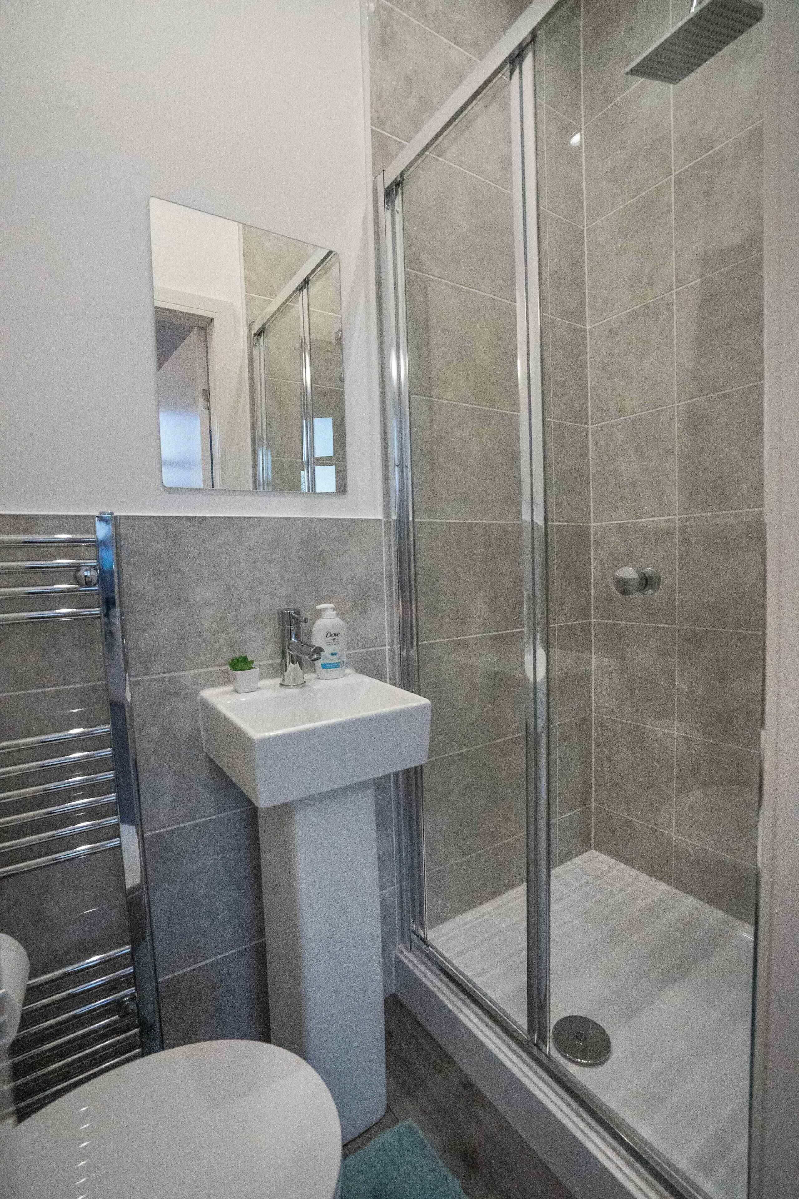 Shower, towels, shampoo