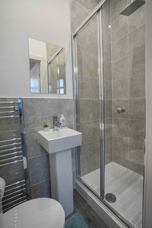 Shower, towels, shampoo - 4BR-Lake District Park Stay-Central-Free Parking (Barrow-in-Furness)