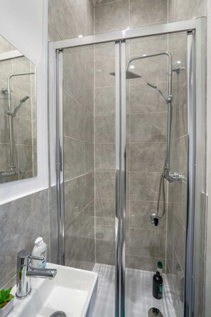 Doccia, asciugamani, shampoo