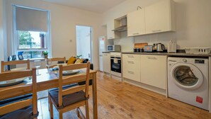 Fridge, microwave, oven, stovetop - Near Beach 2BR Ground Floor Flat-Free Parking (Kirkcaldy)