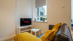 TV, offices - Near Beach 2BR Ground Floor Flat-Free Parking (Kirkcaldy)