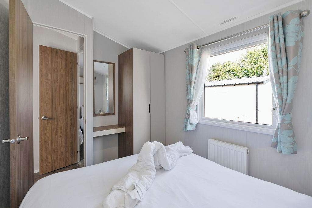 Desk, travel cot, WiFi, bed sheets
