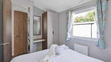 Desk, travel cot, WiFi, bed sheets