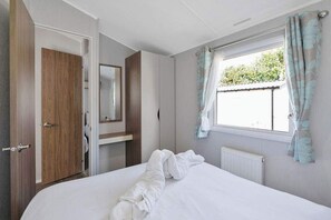 Desk, travel cot, WiFi, bed sheets - Seton Sands 3BR Spacious Caravan near Edinburgh (Port Seton)