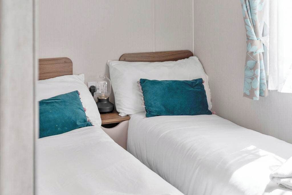 Schreibtisch, Reisekinderbett, WLAN, Bettwäsche