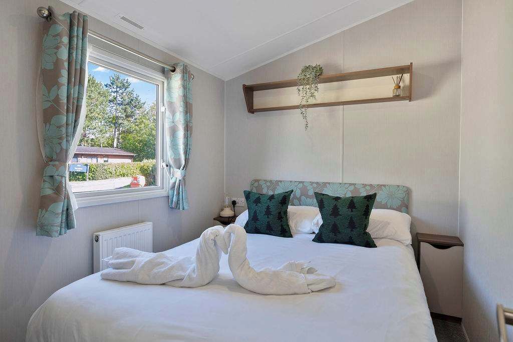 Desk, travel crib, WiFi, bed sheets