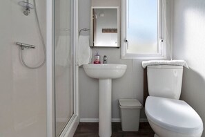 Shower, hair dryer, towels, shampoo - Seton Sands 3BR Spacious Caravan near Edinburgh (Port Seton)