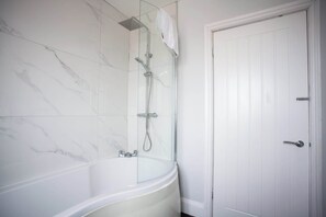 Shower, hair dryer, towels, shampoo - Walk to Seaburn Beach - Parking - Coastal Stay (Sunderland)