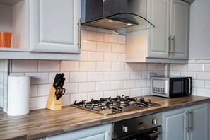 Fridge, microwave, oven, stovetop - Walk to Seaburn Beach - Parking - Coastal Stay (Sunderland)