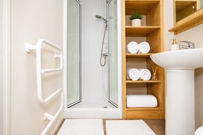 シャワー、ヘアドライヤー、タオル、シャンプー