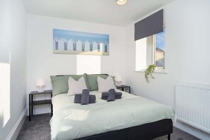 Tabla de planchar con plancha, wifi y ropa de cama 