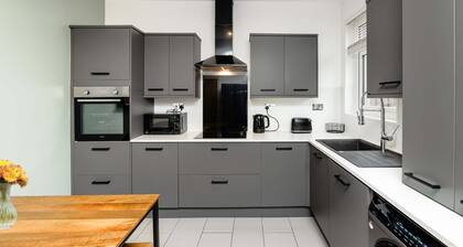 NR Edinburgh Airport & City Modern Home-Parking