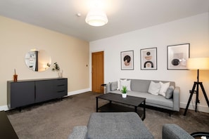 TV, offices - NR Edinburgh Airport & City Modern Home w/ Parking (West Lothian)