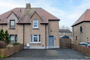 Exterior - NR Edinburgh Airport & City Modern Home w/ Parking (West Lothian)