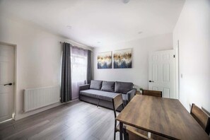 TV, offices - Spacious 3BR Retreat - 2 Baths - Central Barrow Stay (Barrow-in-Furness)