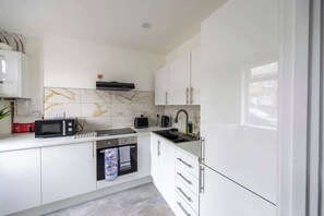 Fridge, microwave, oven, stovetop - Spacious 3BR Retreat - 2 Baths - Central Barrow Stay (Barrow-in-Furness)