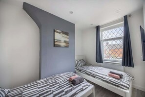 3 bedrooms, iron/ironing board, bed sheets - Spacious 3BR Retreat - 2 Baths - Central Barrow Stay (Barrow-in-Furness)