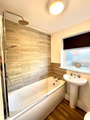 Shower, hair dryer, towels, shampoo - Charming 2BR Retreat Near Durham - Free Parking (New Brancepeth)