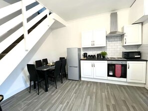 Fridge, microwave, oven, stovetop - Charming 2BR Retreat Near Durham - Free Parking (New Brancepeth)