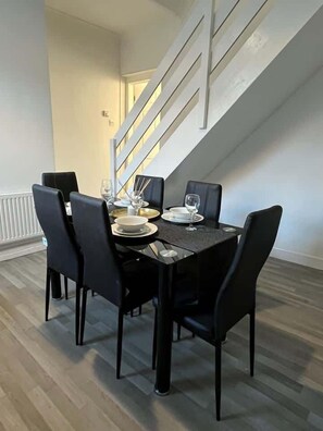 Dining - Charming 2BR Retreat Near Durham - Free Parking (New Brancepeth)