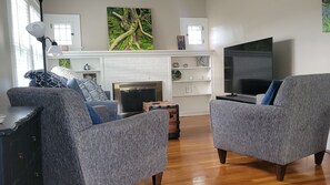 Smart TV - 2-bedroom bungalow retreat in charming Lawrence (Lawrence)