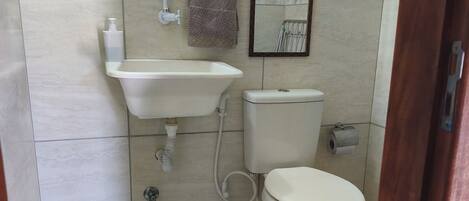 Dusche, Bidet, HandtĂŒcher, Seife
