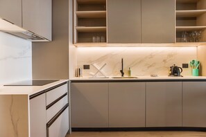 Fridge, microwave, oven, stovetop - Chic Apartment with Balcony & Pool in Las Condes (Las Condes)